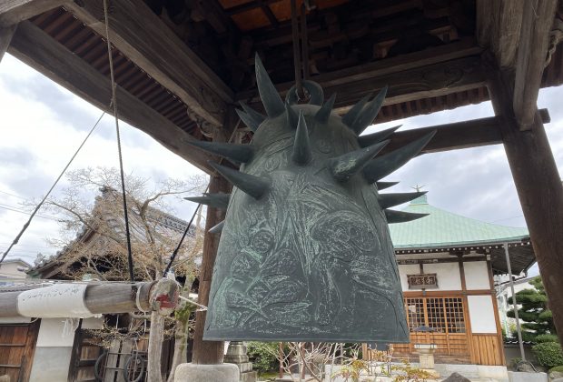 岡本太郎がつくった「歓喜の鐘」に描かれる妖怪！？名古屋百鬼夜行【尼